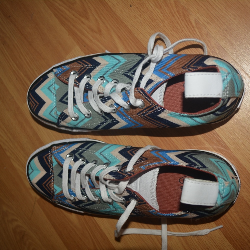 Converse - never worn
